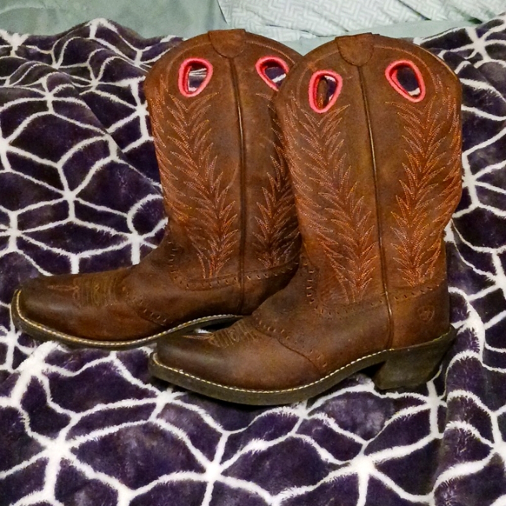 Super cute brown and pink mid rise Ariat boots size 6.5B